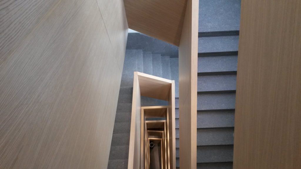 La nuova scala interna attraversa tutti i solai e disimpegna gli spazi abitativi da quelli a uso terziario e commerciale.