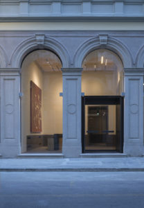 Le nuove specchiature sono di tipo invisibile: i profili risultano nascosti dalla muratura lasciando intravedere solo la geometria dell’arco in muratura e pietra.