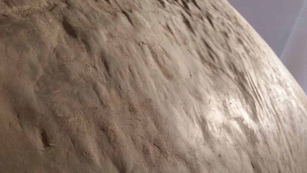 Gli edifici in terra cruda sono realizzati utilizzando la terra stessa del suolo, lavorata, messa in forma e lasciata essiccare al sole, senza cottura.