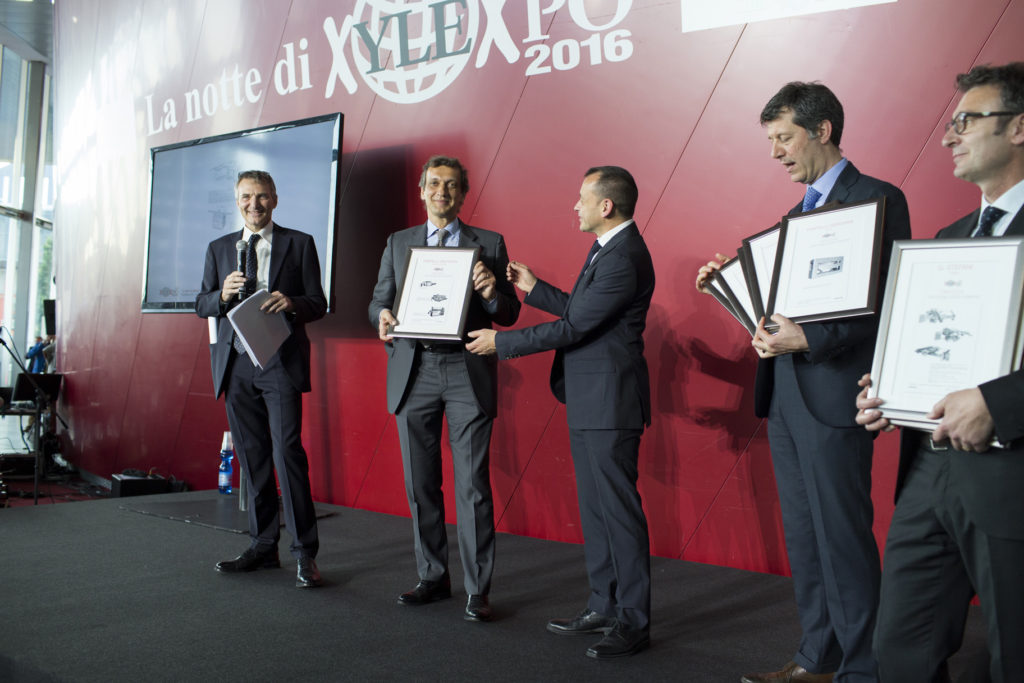 Giovanni Gemmani, presidente Scm Group, riceve il primo premio agli Xia-Xylexpo Innovation Awards, ottenuto da Scm grazie alla soluzione Stefani per la bordatura ‘J-Shape’.