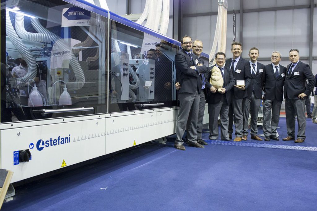 Macchina per la bordatura Stefani 'J-Shape'.