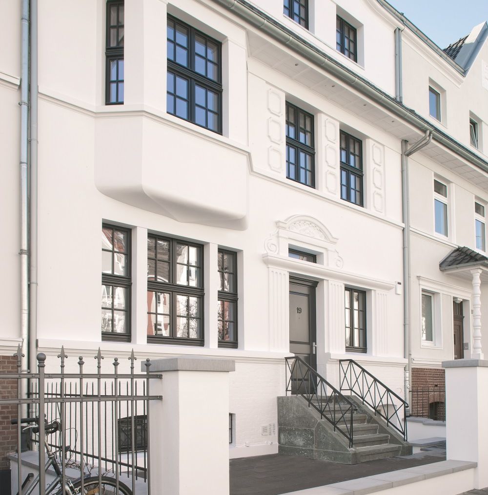Il montaggio avvenuto in un edificio storico a Düsseldorf.
