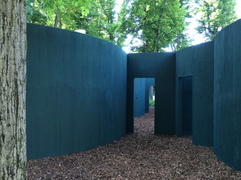 ». La collaborazione con gli architetti sono aspetti importanti della filosofia Knauf che con il motto «Build Beyond by Knauf», introdotto nel 2013, si è posta l'obiettivo di creare una piattaforma nel punto di incontro tra arte e architettura.