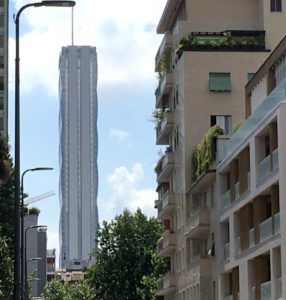 La torre Isozaki. Vista del lato stretto (foto fralemarch)