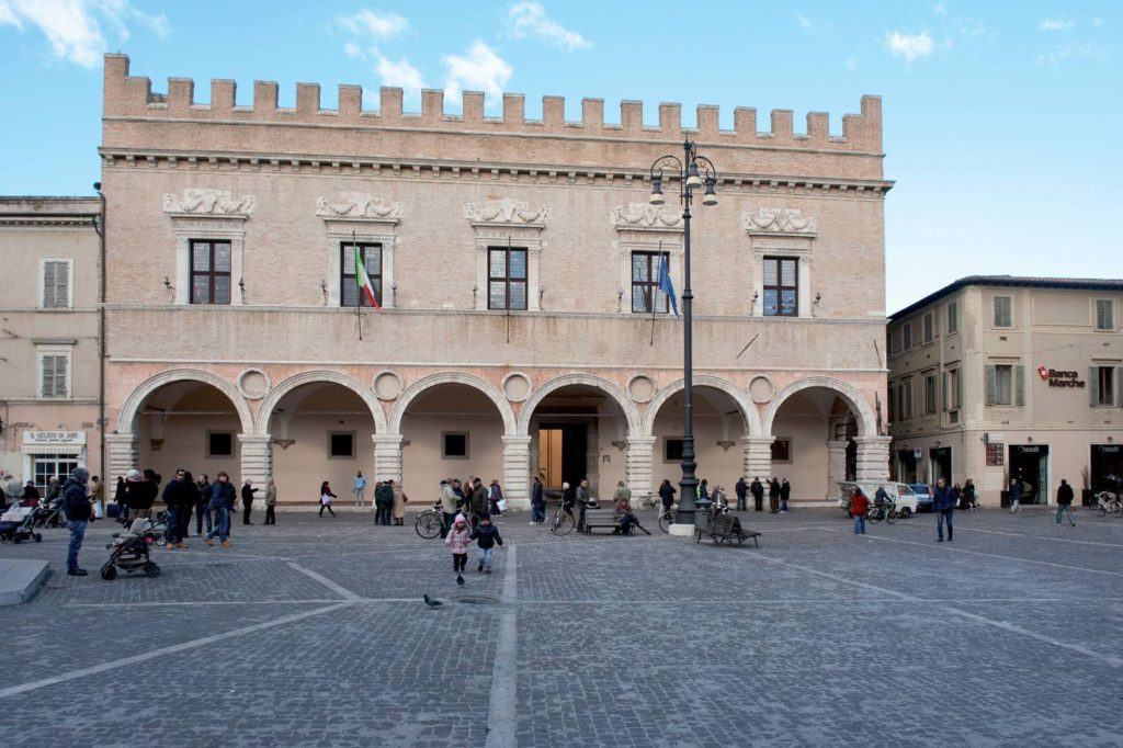 Palazzo Ducale di pesaro: l'edificio attiguo di proprietà dello Stato diverrà la sede della Questura della città.
