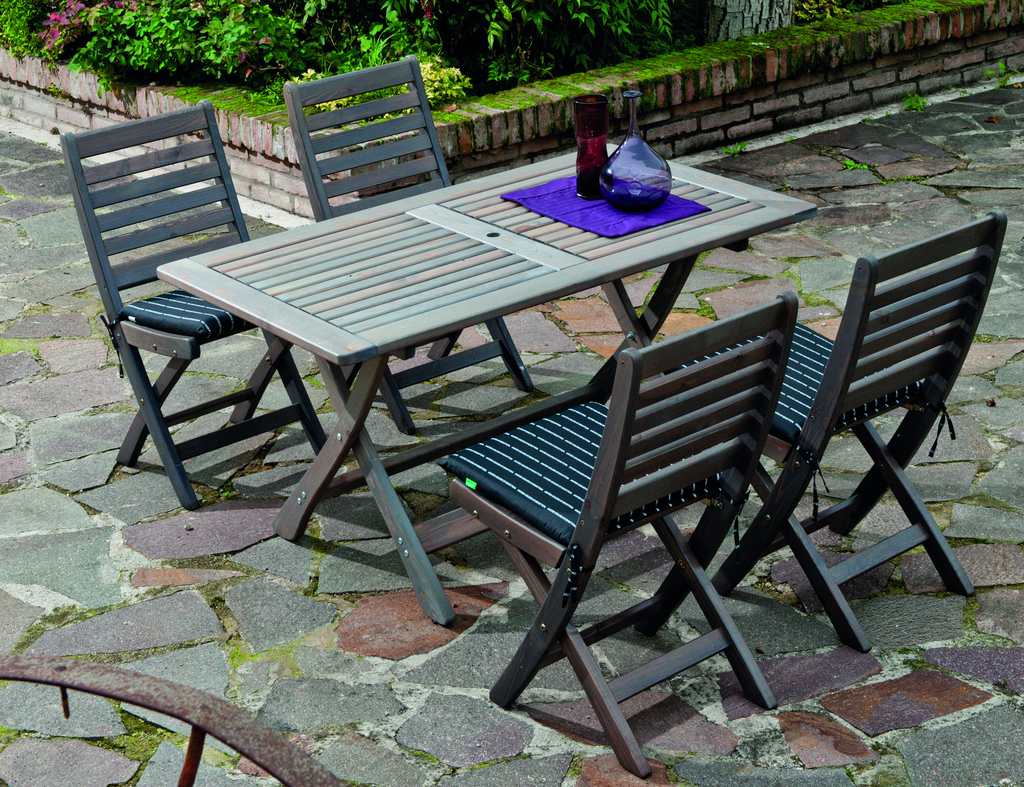 I tavoli Dolomite sono abbinati alle sedie con o senza braccioli (foto Pircher)