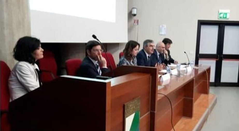 L’incontro si è tenuto nella sede della Regione a l’Aquila: presenti il presidente della Regione, Luciano D’Alfonso, il direttore Strategie immobiliari e innovazione dell'Agenzia, Stefano Mantella e dal direttore regionale Abruzzo e Molise, Edoardo Maggini, accanto al direttore generale della Regione Abruzzo, Cristina Gerardis, e dal direttore del Dipartimento risorse e organizzazione Regione Abruzzo, Ebron D’Aristotile.