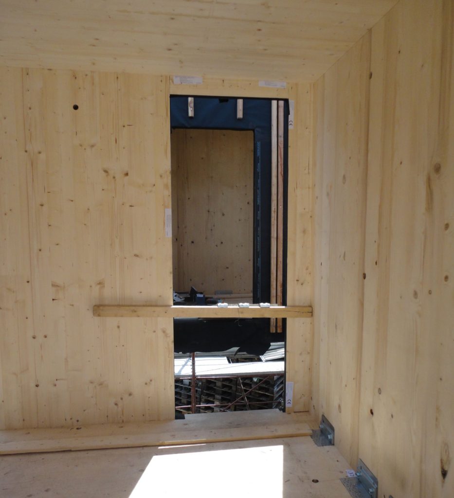 I pannelli sono stati collegati tramite viti tutto filetto Vgz Φ7x180/300 mm così da garantire la continuità strutturale e incrementare il comportamento scatolare. 