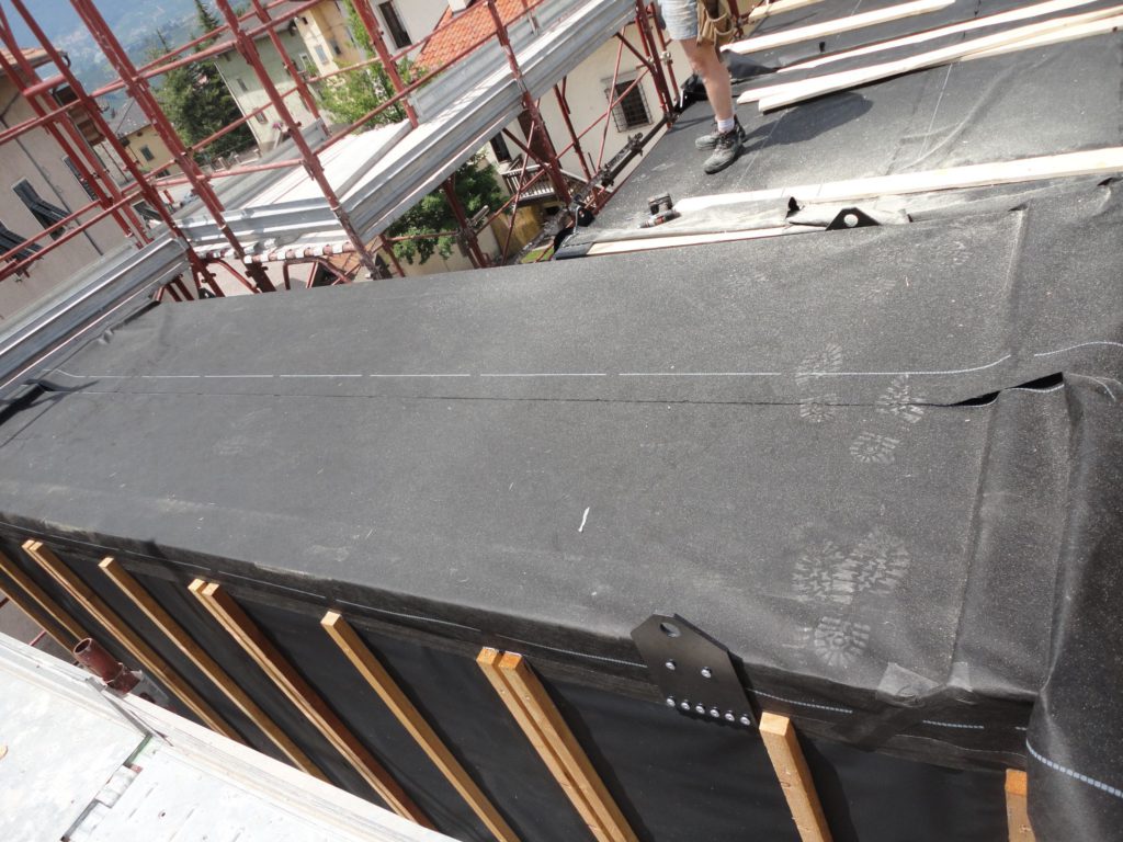 Le guaine impermeabilizzanti e i pannelli isolanti rivestono completamente le cellule in X-Lam.