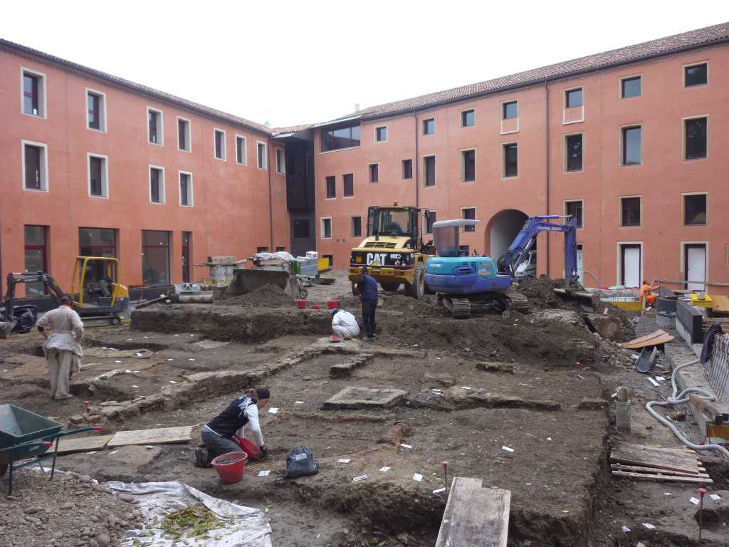 Il ritrovamento del lastricato medievale.