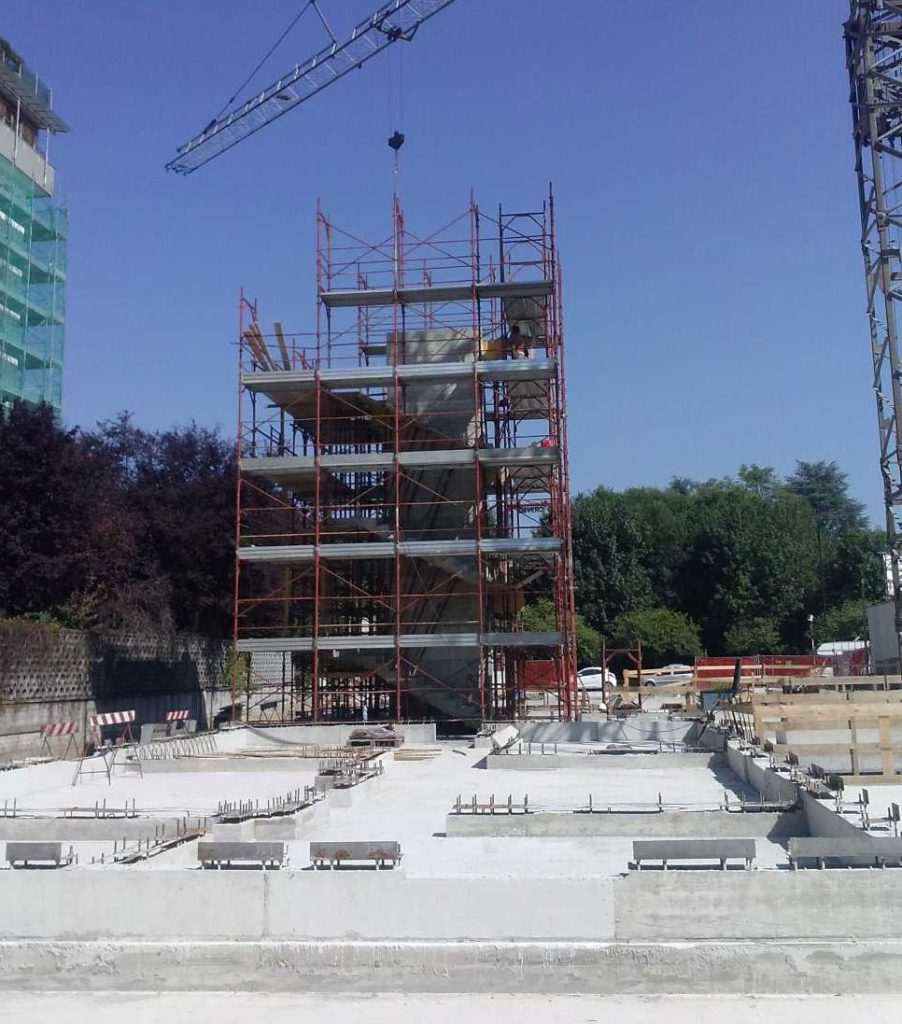 Tutto il piano interrato è realizzato in cemento armato, compreso il solaio a quota zero. Su quest’ultimo si trovano i cordoli in c.a. ai quali sono state vincolate le piastre metalliche atte a ricevere le pannellature in X-Lam.