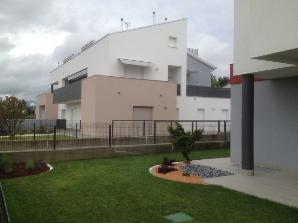 L’impianto architettonico complessivo gioca sulle variazioni tematiche di volumi semplici, articolati con scelte cromatiche, sbalzi, aggetti e logge che costruiscono fronti edilizi sempre diversi benché all’interno di un set di regole costante conferendo nel contempo identità ad ogni manufatto in uno scenario d’assieme percepibile come unicum.