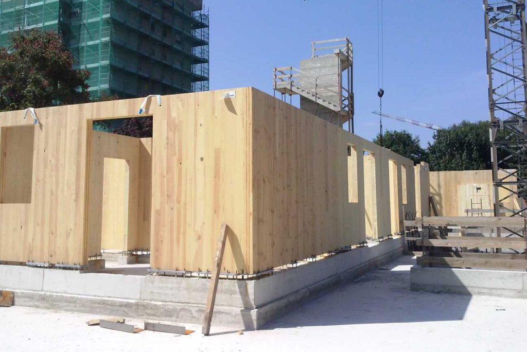 Fasi di posa del sistema costruttivo in X-Lam. 