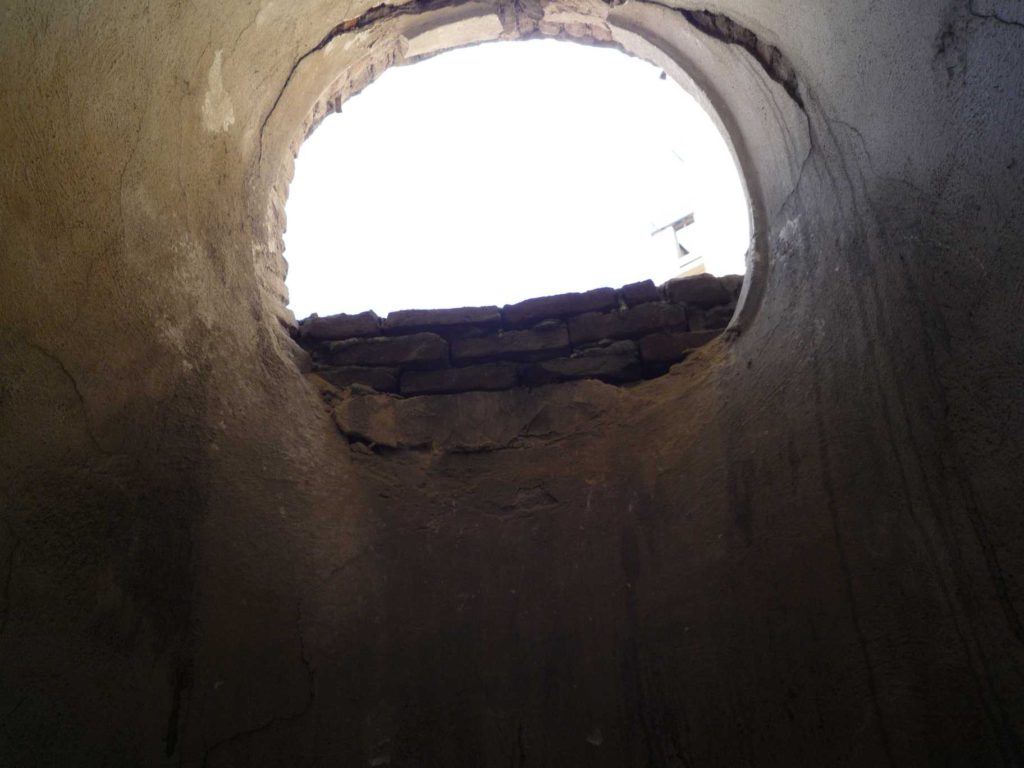 Fase di liberazione dalla tamponatura di uno dei quattro abbaini sopra l’aula.