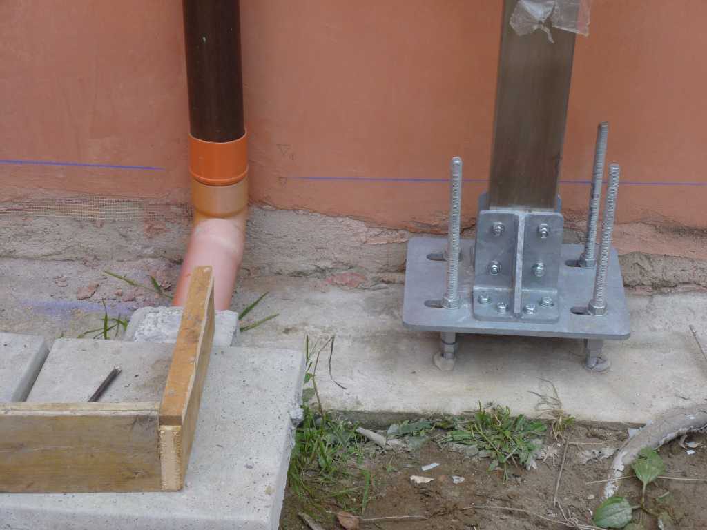 La piastra di fissaggio dei pilastri quadri, il montaggio della prima campata angolare.