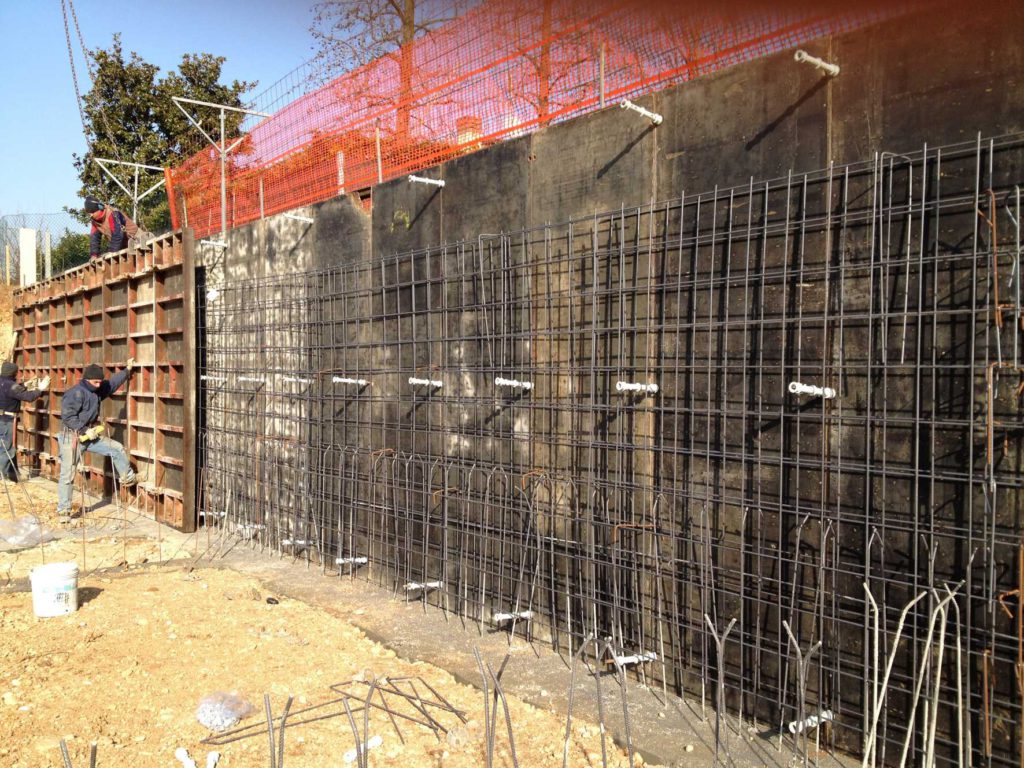 Il sistema di fondazione tiene conto del terreno particolarmente ghiaioso del sito.