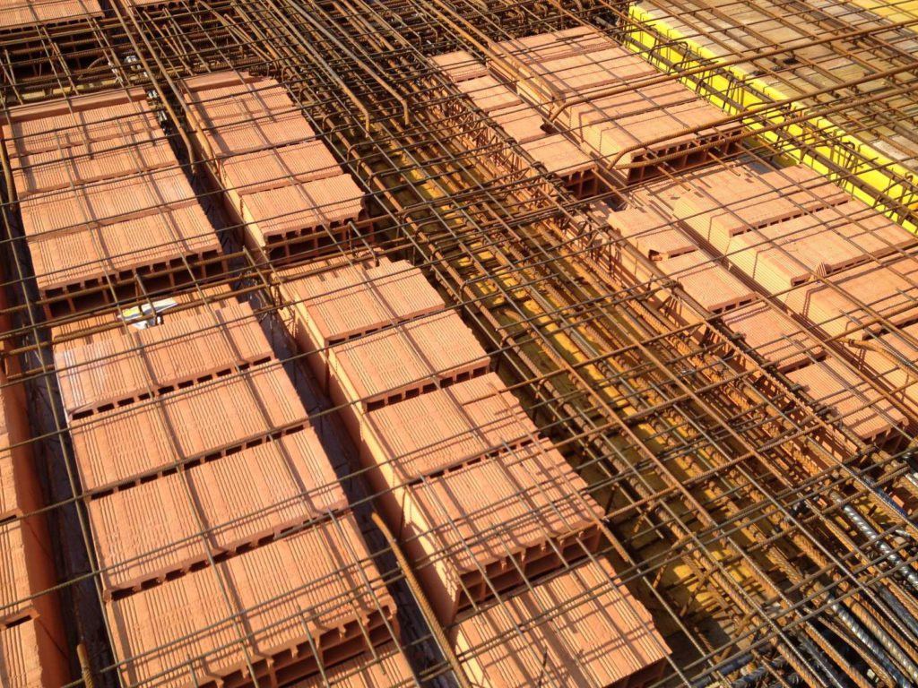 Le strutture in elevazione sono state realizzate attraverso un sistema a telaio setti-pilastri in calcestruzzo armato con rinforzi locali e soluzioni di dettaglio in carpenteria metallica saldata in opera.