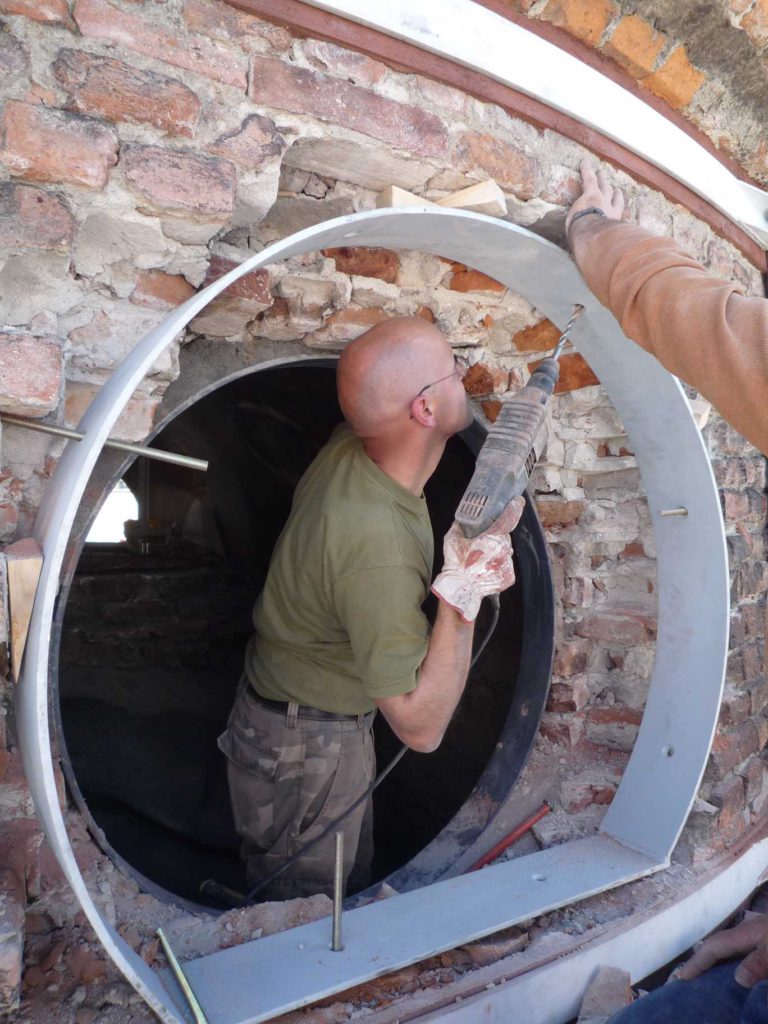 Fissaggio del telaio strutturale di cerchiaggio della finestra sul tamburo .