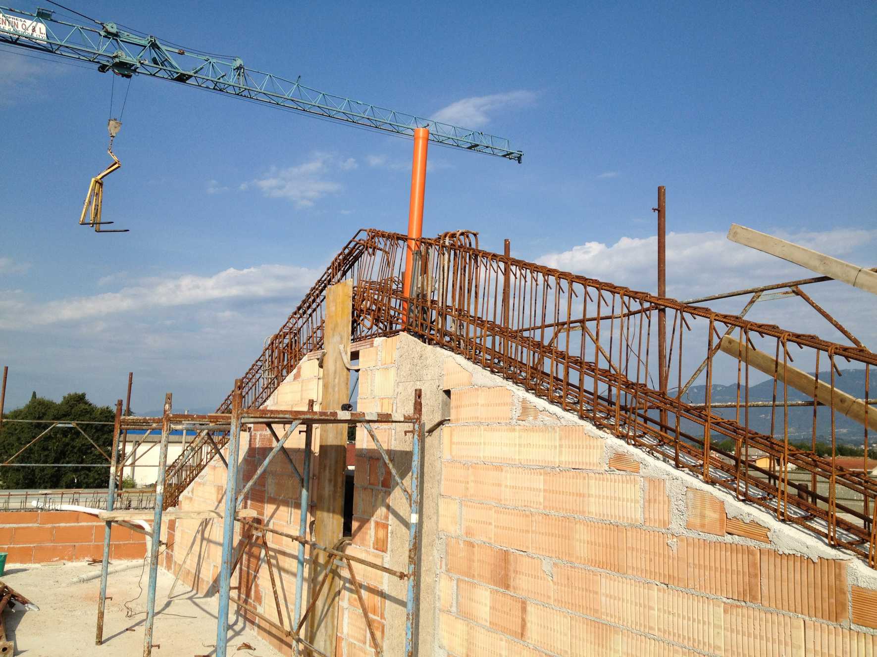 Le strutture in elevazione sono state realizzate attraverso un sistema a telaio setti-pilastri in calcestruzzo armato con rinforzi locali e soluzioni di dettaglio in carpenteria metallica saldata in opera.