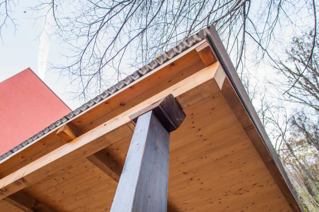 Le lattonerie sono in lamiera verniciata con grondaie, converse e mantovane studiate appositamente.