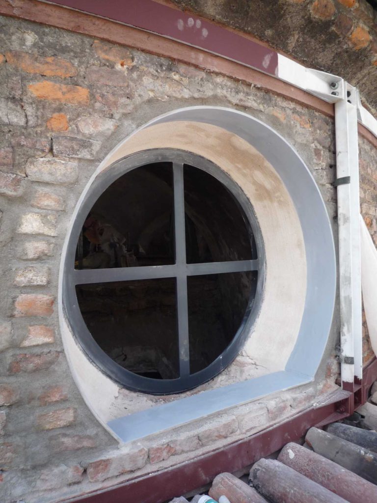 Serramento e telaio strutturale delle finestre sul tamburo.