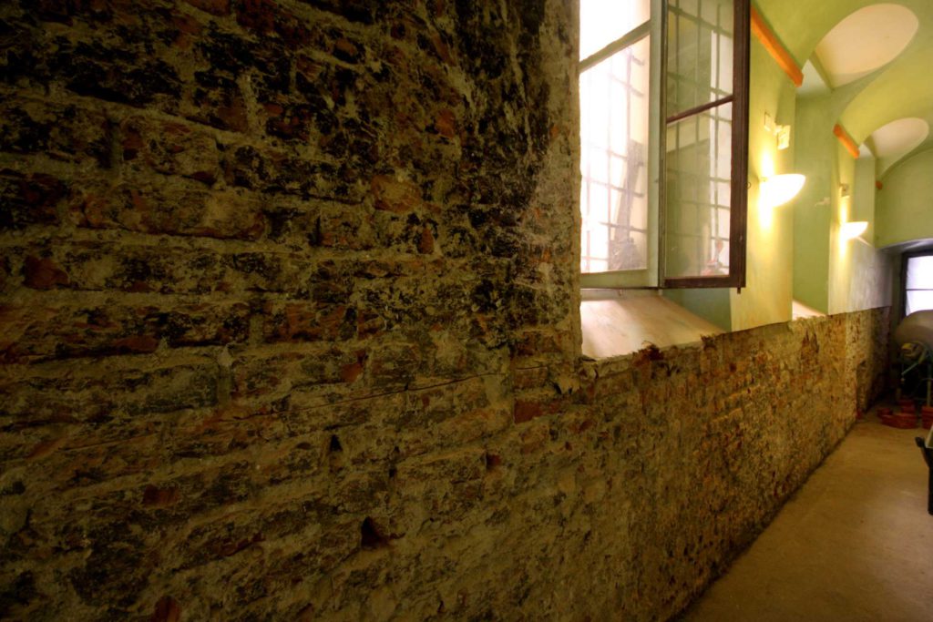 Corridoio dei ritratti durante il risanamento dalle malte cementizie e dopo il restauro.