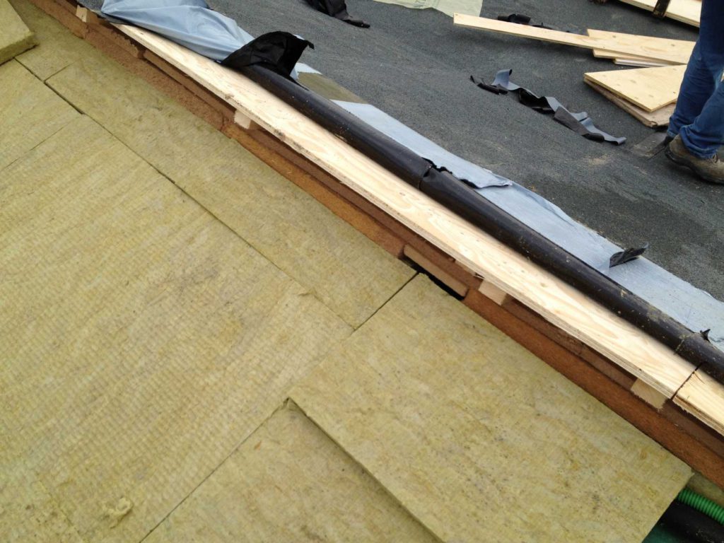 In copertura il pacchetto strutturale in travi a vista in rovere sbiancato accostato a un sistema misto in profilati che prevede una stratigrafia composta da doppio tavolato con barriera al vapore.