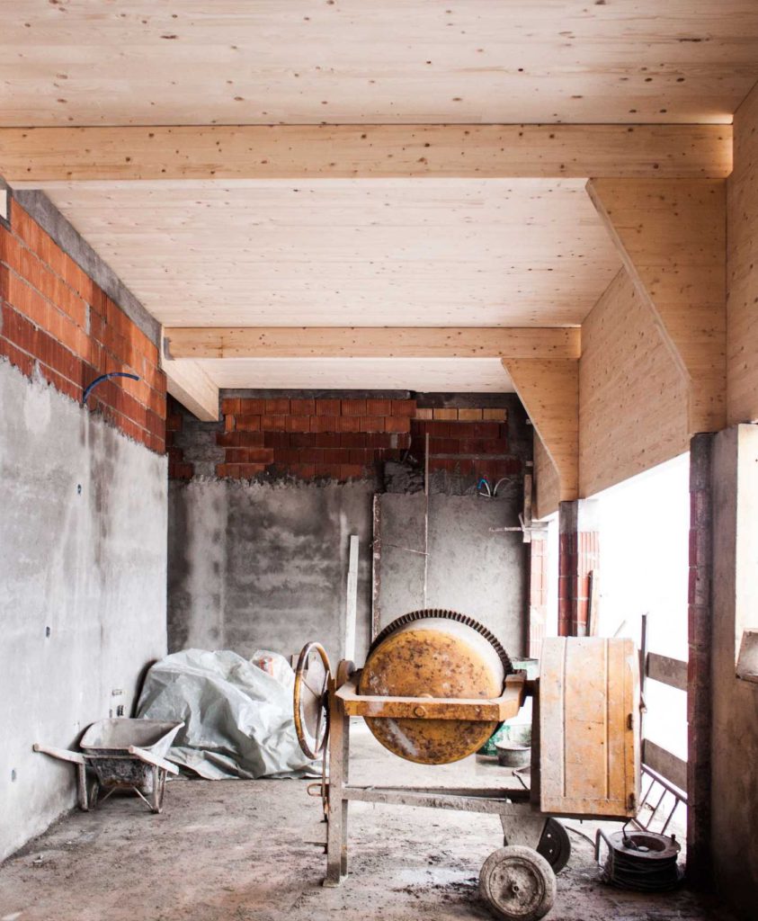 Soprelevazione della struttura esistente al primo piano.