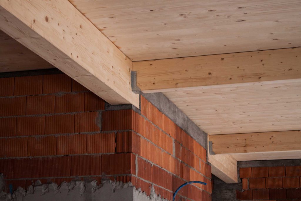 Attacco del solaio alla struttura portante esistente.