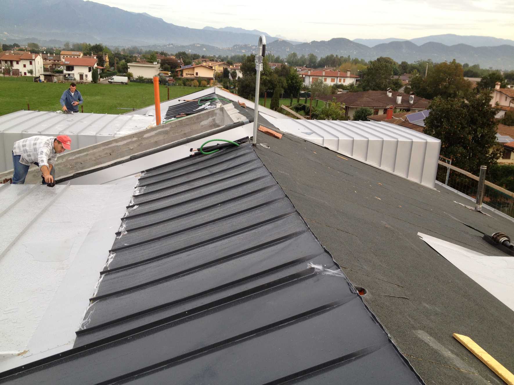 Isolamento in lana di roccia e fibra di legno, strato superiore di ventilazione, tavolato singolo.