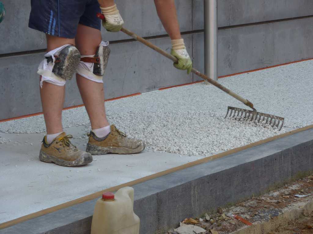 Stesa del brecciolino in marmo di carrara legato con resina epossidica.