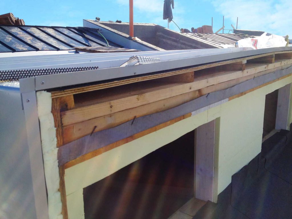 I dettagli costruttivi mostrano che si è intervenuti sul sistema involucro privilegiando soluzioni “passive” e dipendenti il meno possibile dai sistemi tecno/meccanici e impiantistici.