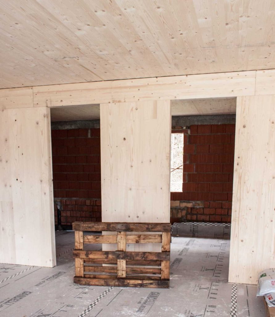 Le aperture nei pannelli arrivano in cantiere già pronti per montare serramenti e infissi.