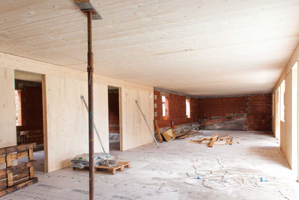 La connessione tra la parete in Xlam e la struttura esistente.