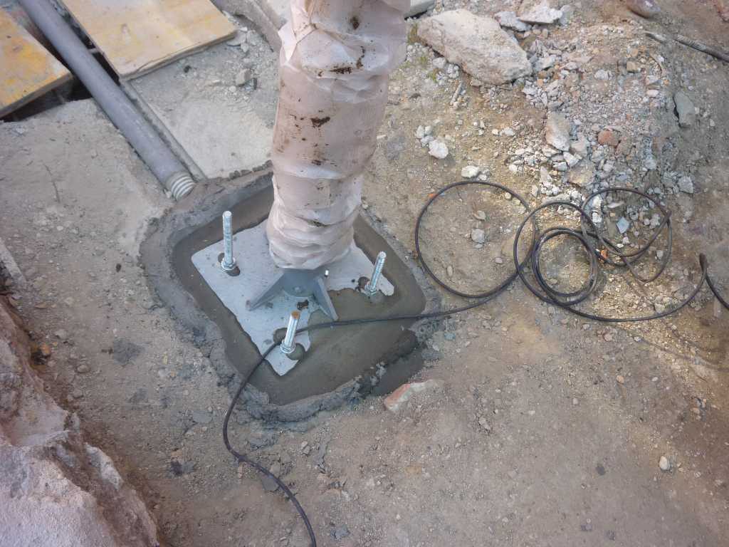  Linghisaggio delle piastre alle fondazioni e riempimento con cuscinetto di emaco.