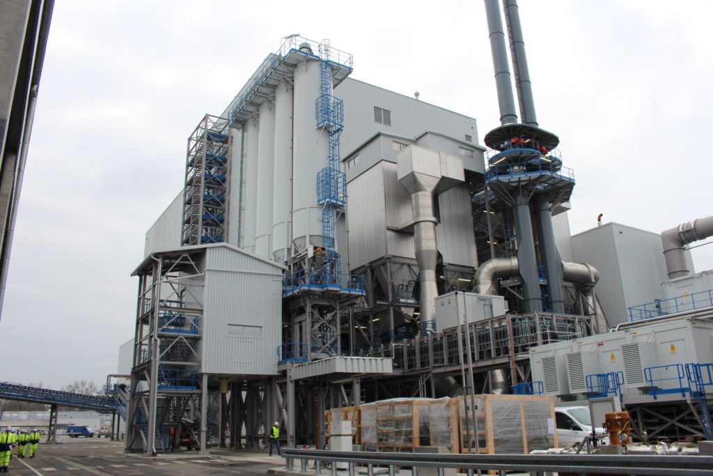 La posa della prima pietra in cantiere risale ad aprile 2014. L'impianto è stato realizzato in 22 mesi e ha bruciato rifiuti per la prima volta nell’aprile scorso.