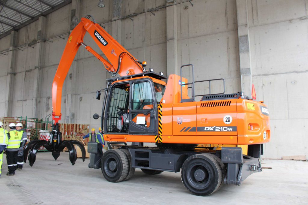 Il macchinari doosan necessari per il funzionamento del sistema sono stati forniti dal rivenditore autorizzato Grausch & Grausch.