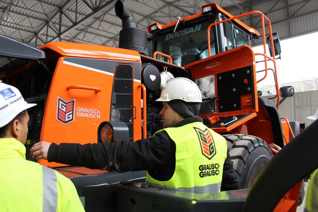 Krzysztof Rykowski | Uno degli operatori. «Le mie prime impressioni sono molto buone. In generale, le macchine di questo tipo sono tutte simili tra loro, ma il Dx210mh-3 offre più optional rispetto agli altri marchi. La telecamera posteriore è utile. Tutto è allo stato dell'arte e bisogna solo familiarizzarsi con le diverse impostazioni della macchina». 