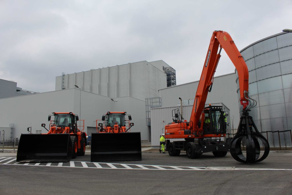 La scelta è ricaduta dulle macchine Doosan: la garanzia delle pale caricatrici copre 2 anni o 4mila ore di funzionamento, quella del movimentatore di materiali 60 mesi o 3mila ore di funzionamento. 