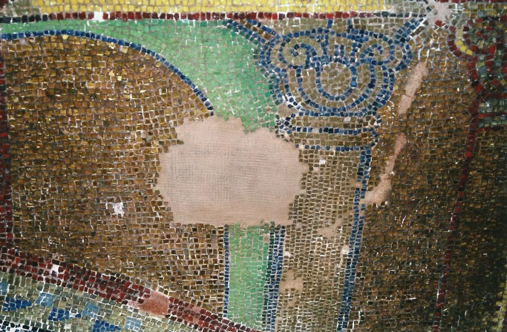 Prima fascia, scena nord. Pulizia del vecchio intervento e applicazione d’intonaco marrone-rosso. (Per l’immagine si ringrazia l’Archivio della Soprintendenza dei Beni archeologici della città di Salonicco. Direzione generale dei Beni archeologici e del Patrimonio culturale. Ministero della Cultura e dello sport).