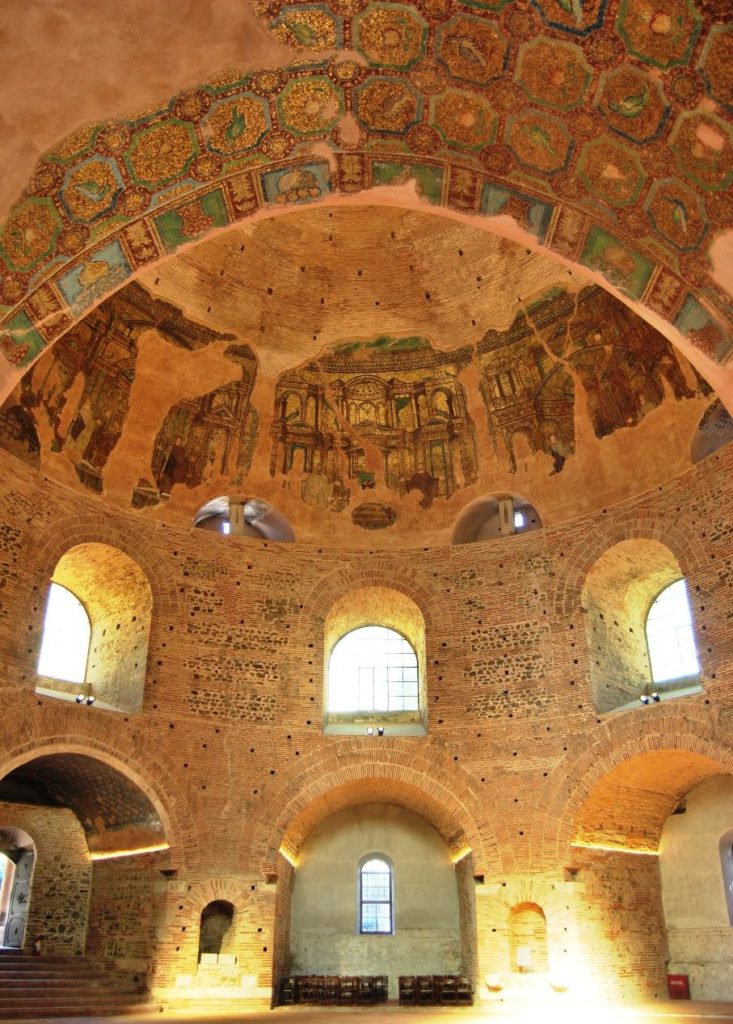 Prima fascia. Scena nord. Pulizia del vecchio intervento e applicazione d’intonaco marrone-rosso. Vista dell’interno.