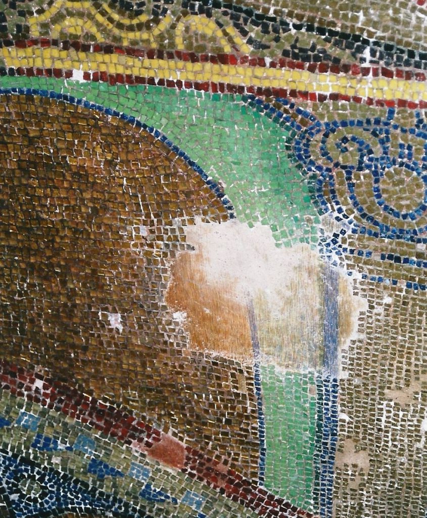 La decorazione dell’interno era composta di rivestimenti marmorei e da un complesso musivo parzialmente salvato.