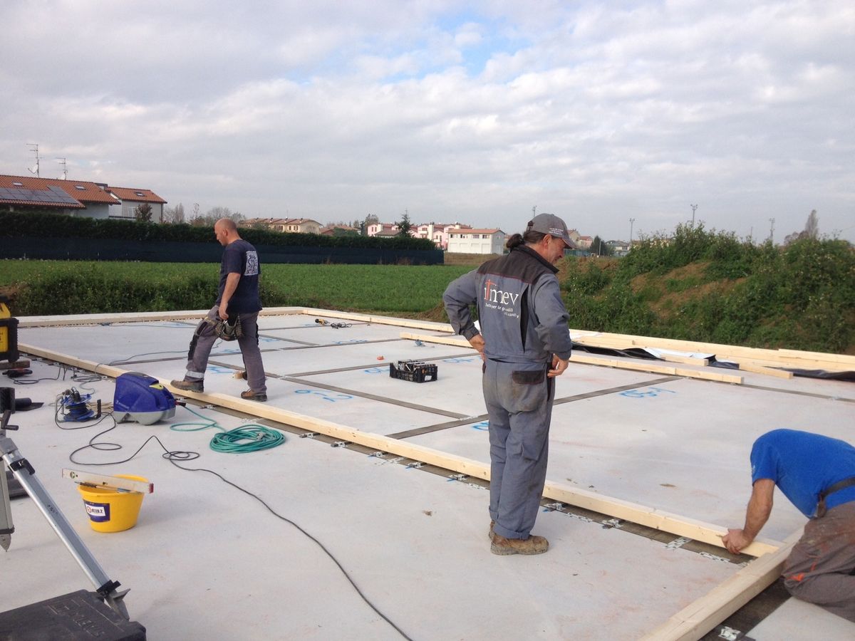 Inizio del cantiere e impostazione delle basi di appoggio delle pareti in legno sulla platea 8. Aggancio delle pareti alla platea.