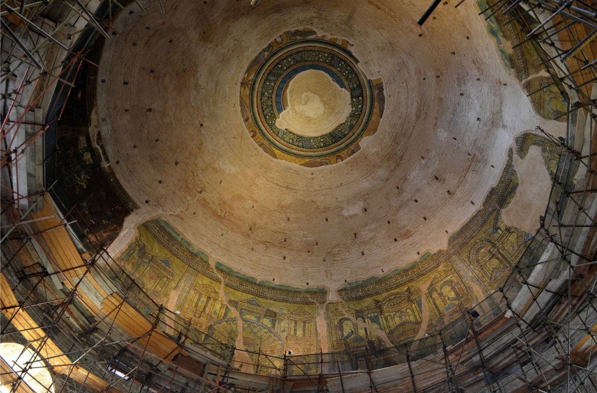 Intradosso cupola. Le tessere d’oro presentavano nel loro supporto due diverse tonalità di ocra a seconda dell’oggetto raffigurato allo scopo di far risaltare gli oggetti dallo sfondo.