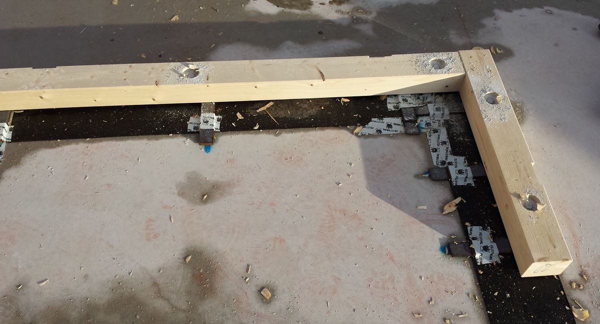 Particolare della base di appoggio per parete in legno su platea.