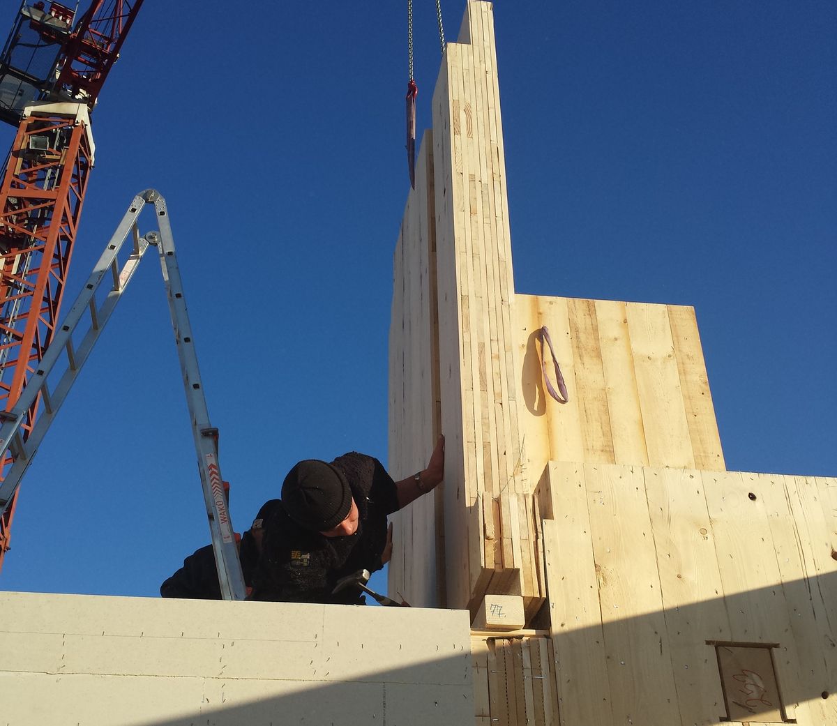 Montaggio della parete, dettaglio dell’incastro.