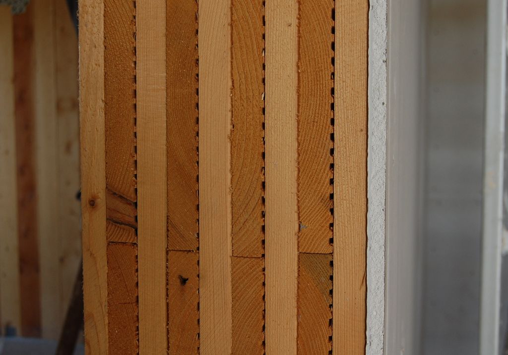Particolare della parete in legno Mhm a fibre incrociate.