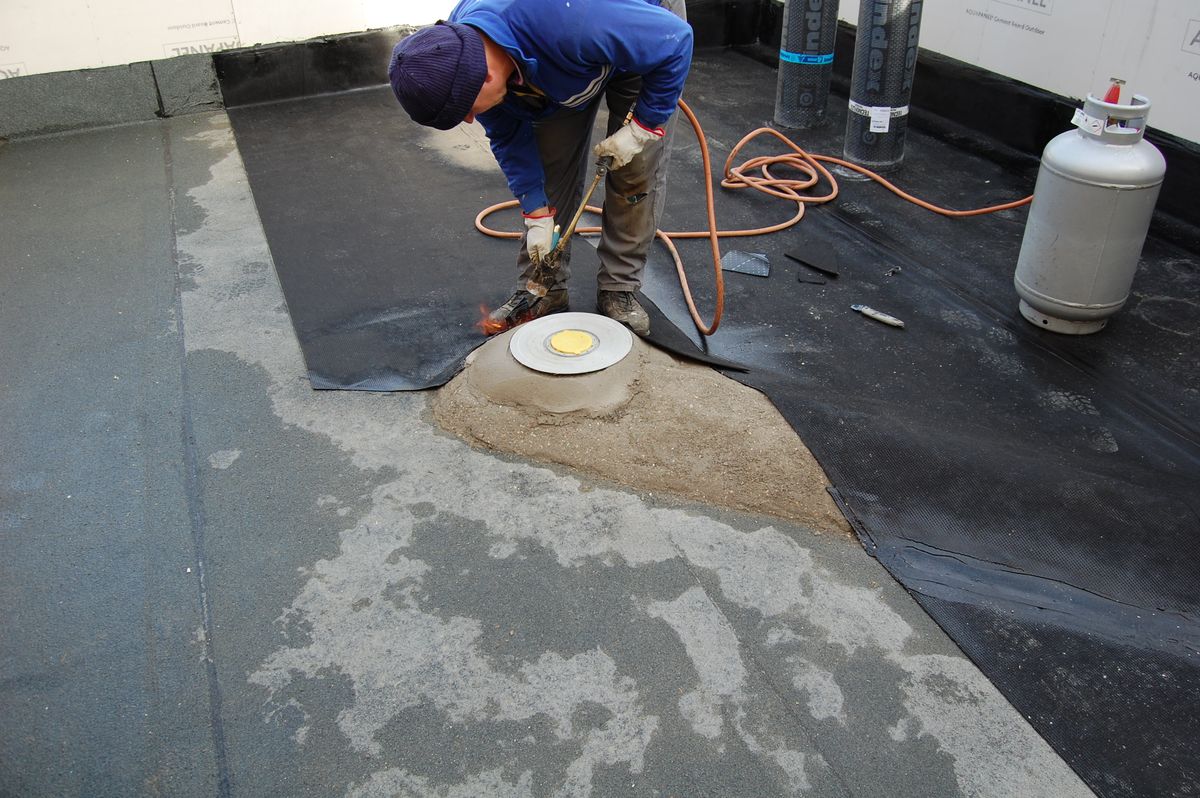 Saldatura della guaina sul terrazzo.