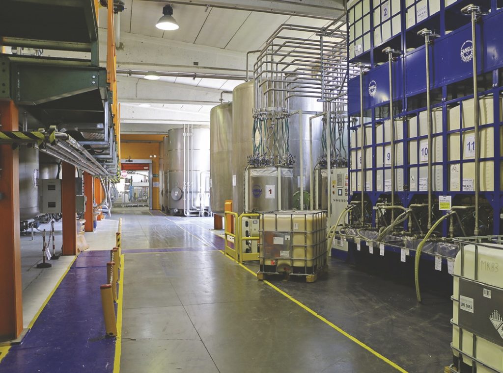 Vista dello stabilimento di produzione di porcari. Qui l’innovazione di processo è accompagnata da un sistema di gestione della sicurezza sul lavoro in continuo perfezionamento e basato sulla collaborazione quotidiana di tutti i dipendenti.