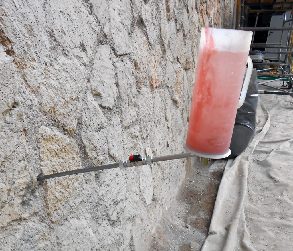 Sulla muratura in elevazione sono state eseguite prove di permeabilità pre e post iniezione in punti prossimi tra loro. 